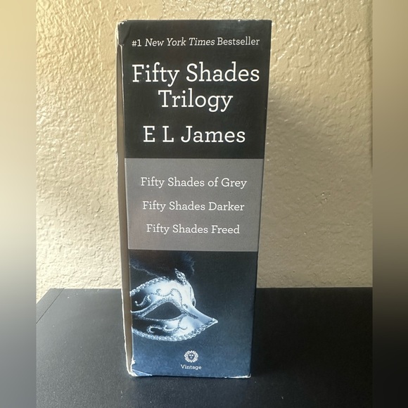 Vintage Fifty Shades Trilogy Box Set - Black and Gray - Picture 4 of 4